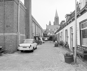 882586 Gezicht op de zijgevel van het parochiehuis St.-Gertrudis (links, Amaliadwarsstraat 2 D) te Utrecht, met rechts ...